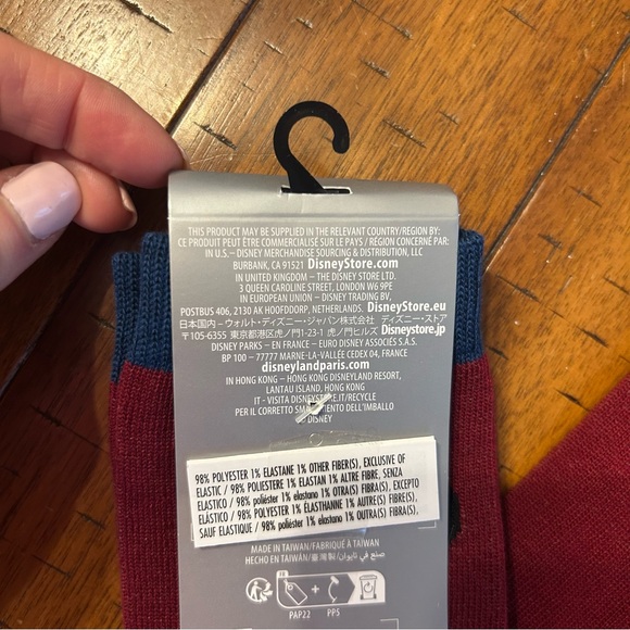 *NWT* Disney Parks Men’s Burgundy Mickey Mouse Socks, Fits Shoe Size 6-12 - Picture 4 of 4
